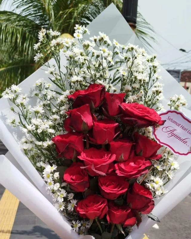 Buket Mawar Merah & Baby's Breath Rp175.000 – toko bunga Madiun