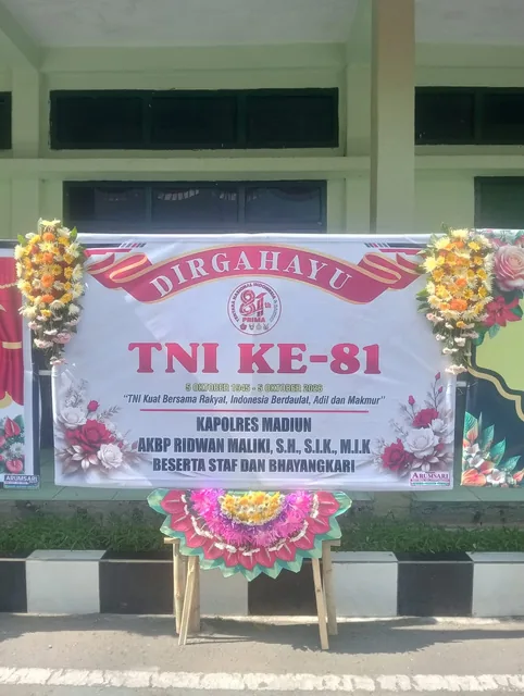 Karangan bunga papan ucapan buatan Arumsari Florist Madiun
