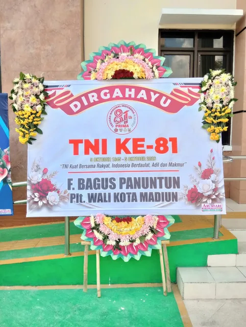 Karangan bunga papan ucapan buatan Arumsari Florist Madiun